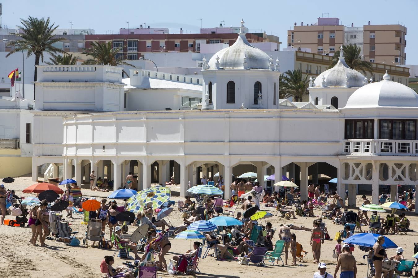 Las playas de Cádiz, llenas el primer fin de semana veraniego