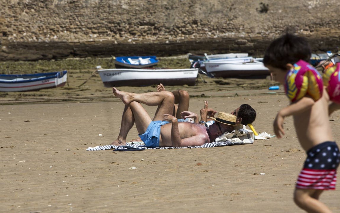 Las playas de Cádiz, llenas el primer fin de semana veraniego