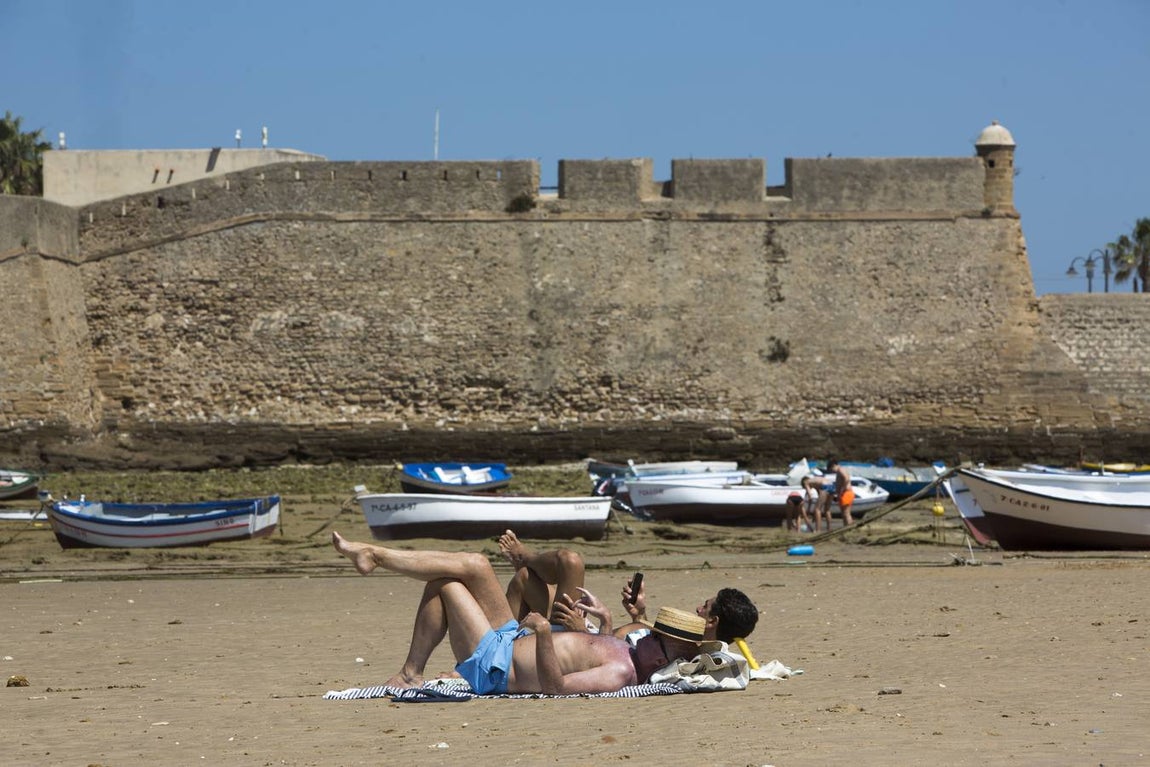 Las playas de Cádiz, llenas el primer fin de semana veraniego
