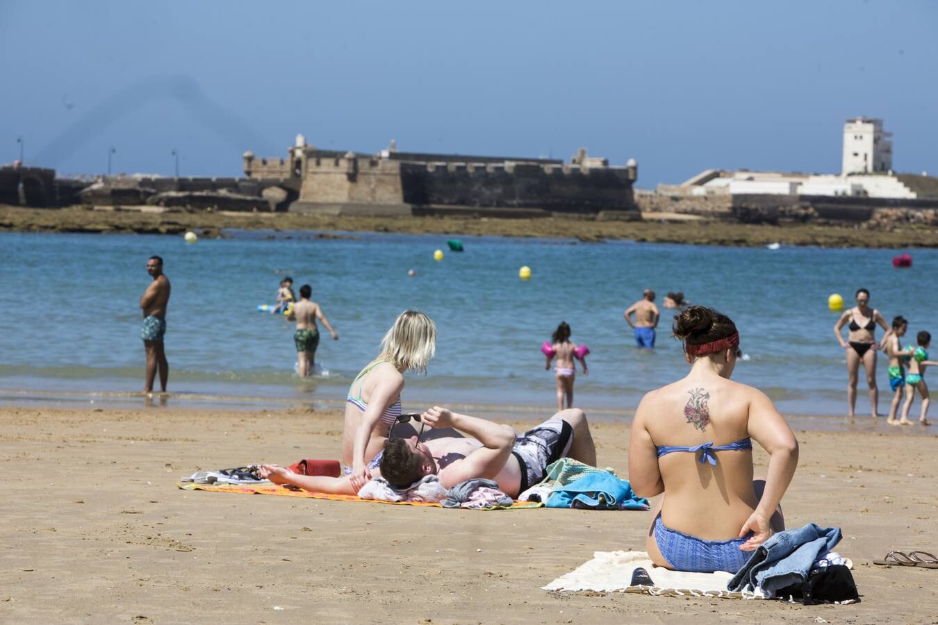 FOTOS: Primer gran día de playa en Cádiz