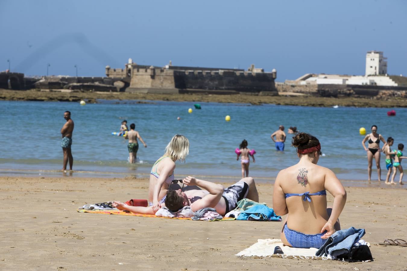 FOTOS: Primer gran día de playa en Cádiz