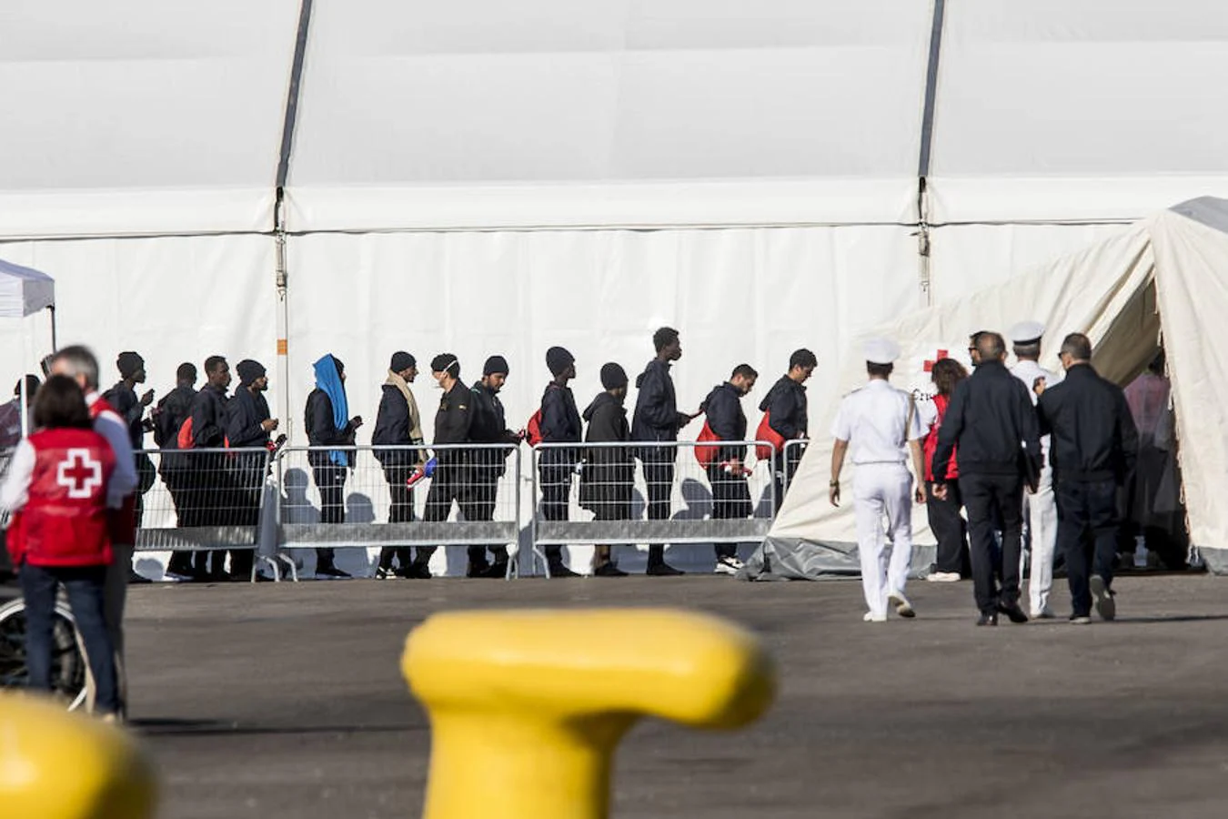 Se han habilitado carpas para atender a los inmigrantes que lleguen a bordo de las embarcaciones. 