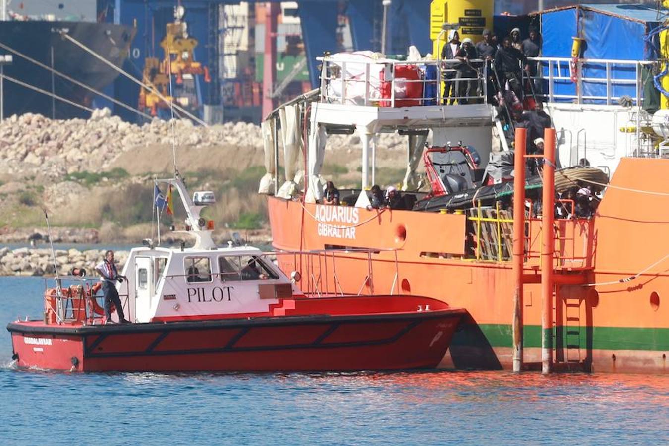 El Aquarius entrando en el Puerto de Valencia. 