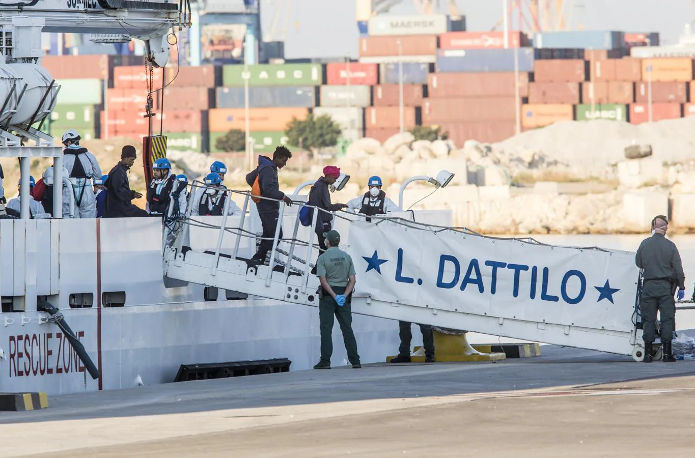 Los primeros inmigrantes han comenzado a abandonar el Datillo para ser atendidos. 