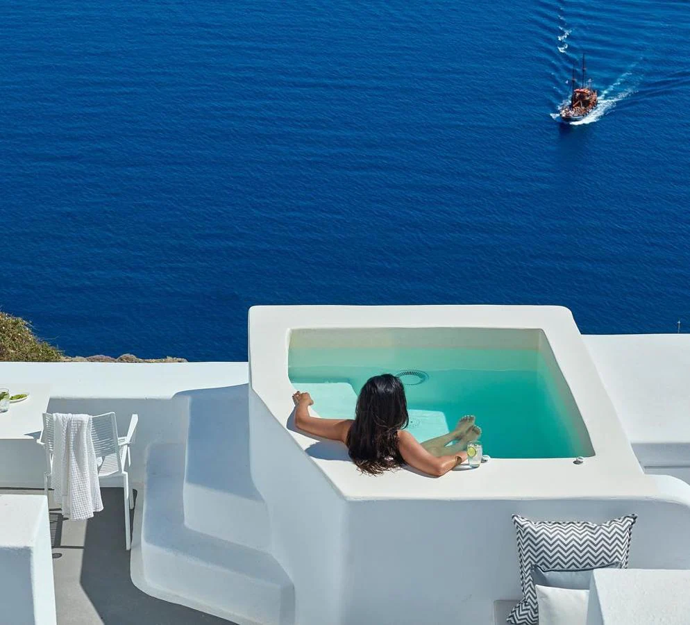 Villa Katikies. Santorini. Este paraíso mediterráneo concebido en tonos albicelestes esconde una de las piscinas más impresionantes del mundo