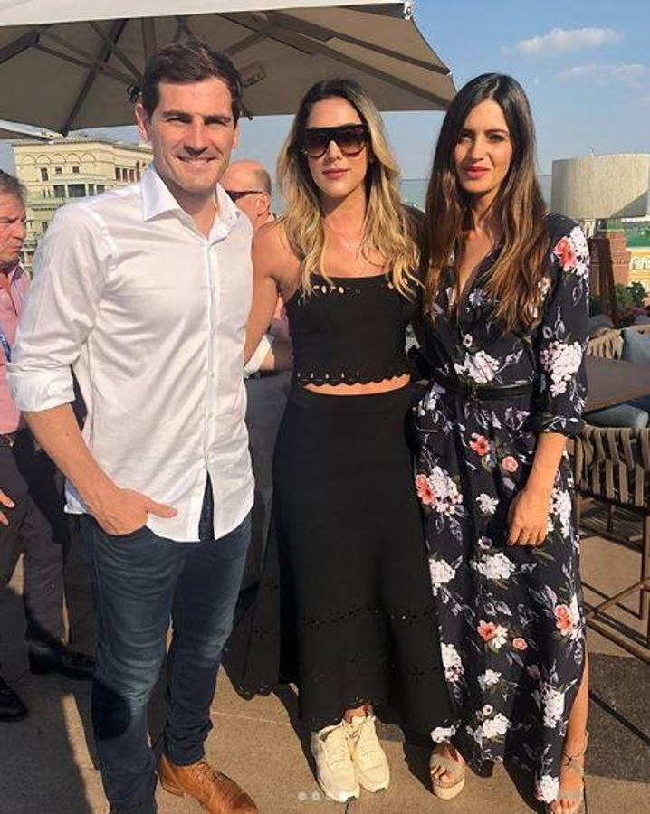 Daniela Ospina se ha reencontrado en Rusia con Iker Casillas y su ex compañera en las WAG madridistas: Sara Carbonero. 