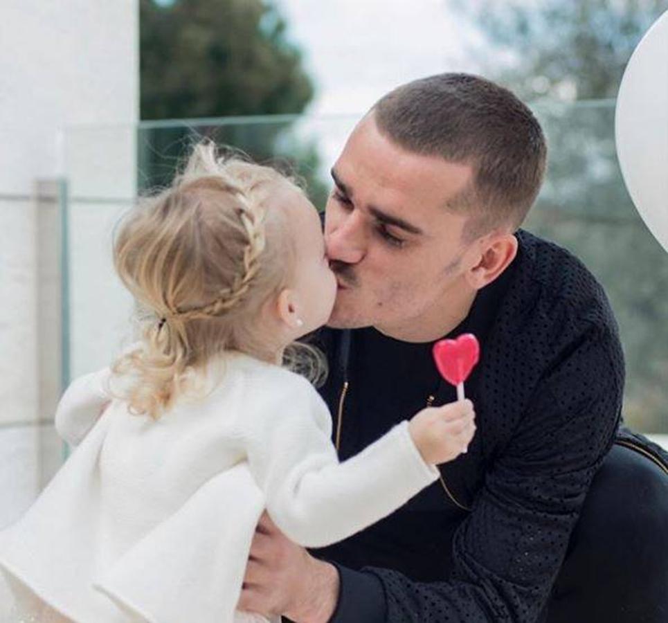 Erika, mujer de Antoine Griezmann, le manda todo su apoyo con esta bonita foto junto a su hija, Mia. 