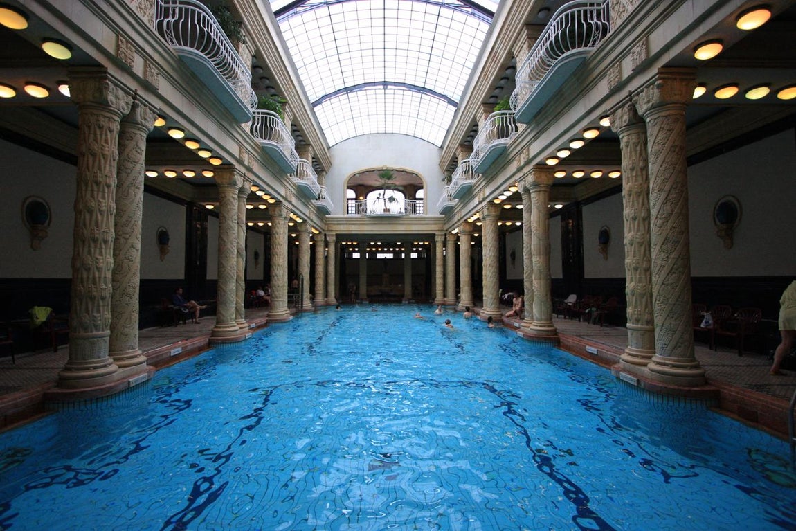 Balneario de Gellert, Budapest. Probablemente los baños termales más famosos de la ciudad. El encanto clásico de este lugar lo convirtió en escenario de películas y anuncios. Se construyó en 1918 fue restaurado y ampliado en 1927. Hoy los huéspedes del Hotel Gellert tienen entrada privilegiada, pero cualquier ciuidadano puede disfrutar de un baño previo pago de su entrada