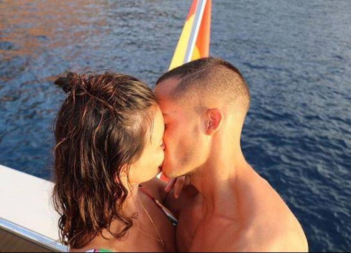 Lucas Vázquez celebra su aniversario de boda con esta romántica imagen junto a su esposa, Macarena. 