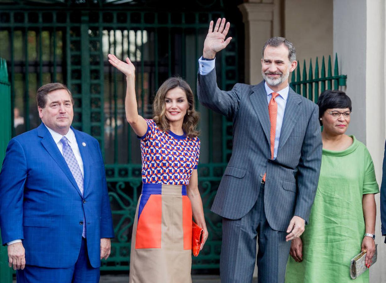 Los Reyes saludan durante su visita a Nueva Orleans. 