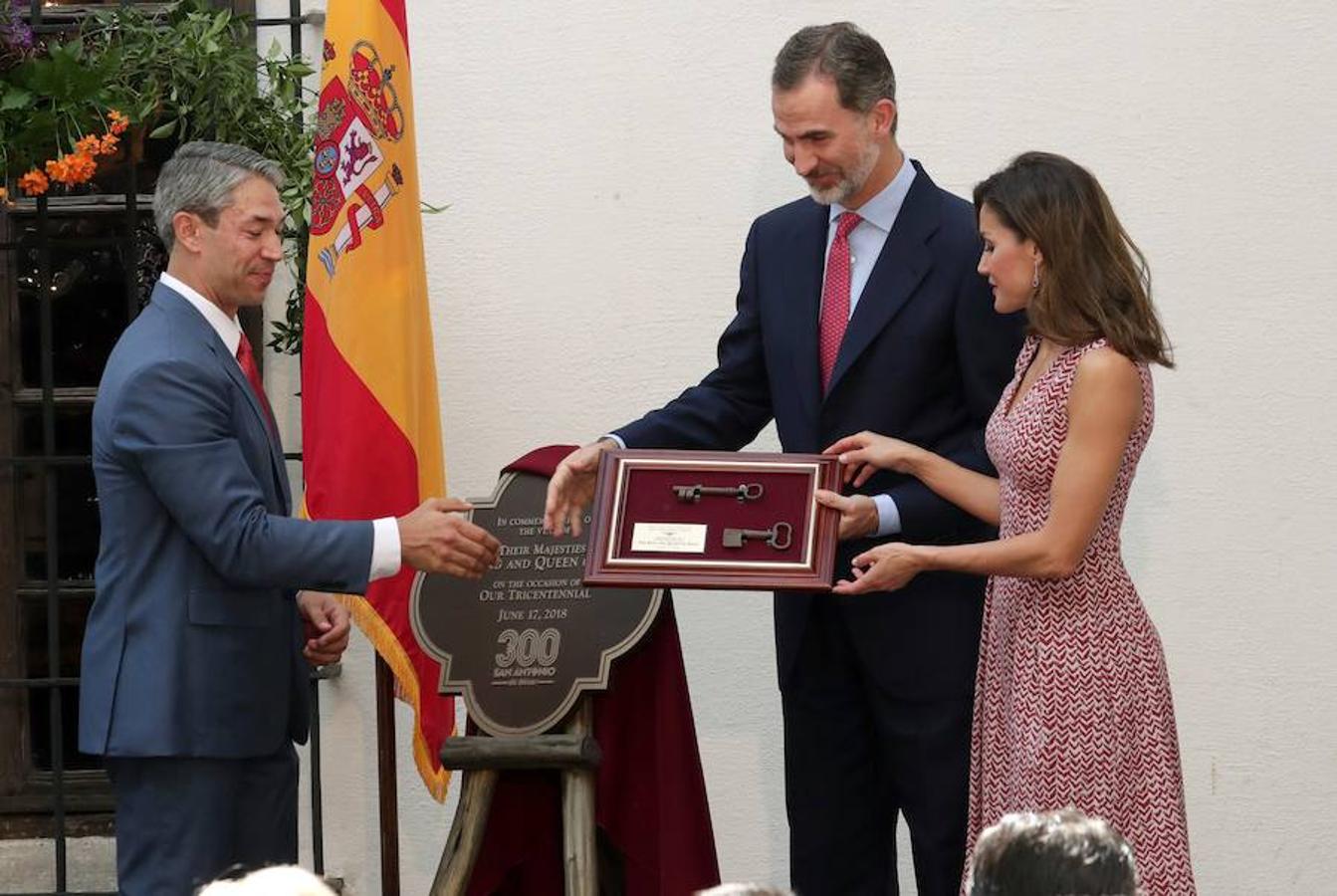 Los Reyes reciben la primera edición de la llave de las Misiones de manos del alcalde de la ciudad tejana de San Antonio, Ron Nirenberg. 