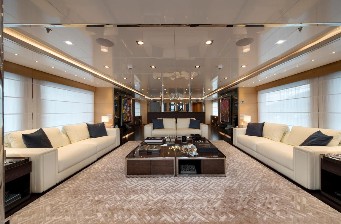 Resilience. Este navío que derrocha lujo se fletó por primera vez en el año 2008 y fue reformado de arriba a abajo en 2014. Sus instalaciones, acabados y prestaciones son de lo más exclusivas. Los revestimientos son de madera de roble y el suelo está forrado de wengué