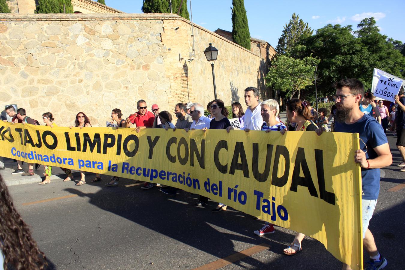 Los toledanos salen a la calle para exigir un Tajo limpio, en imágenes