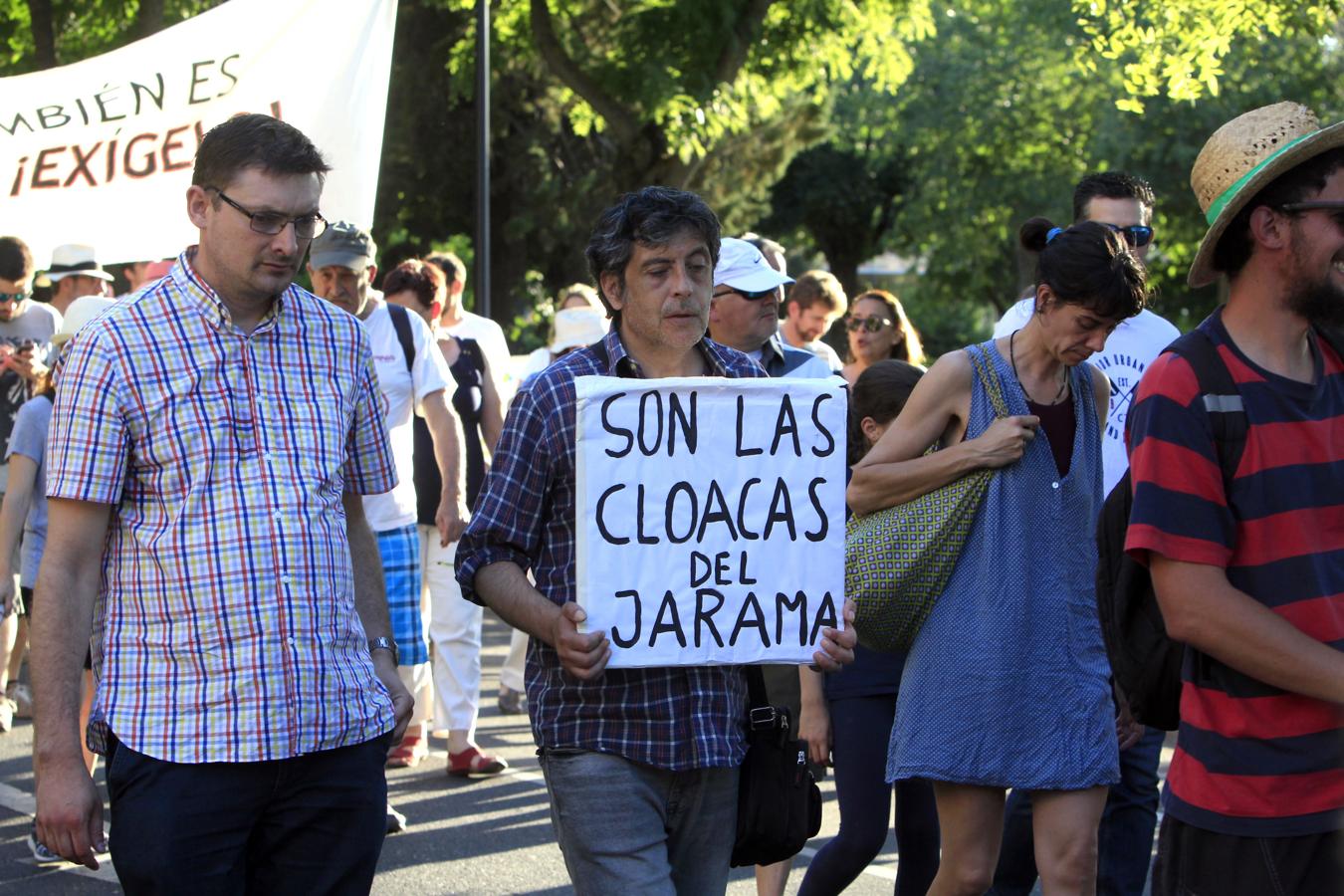 Los toledanos salen a la calle para exigir un Tajo limpio, en imágenes