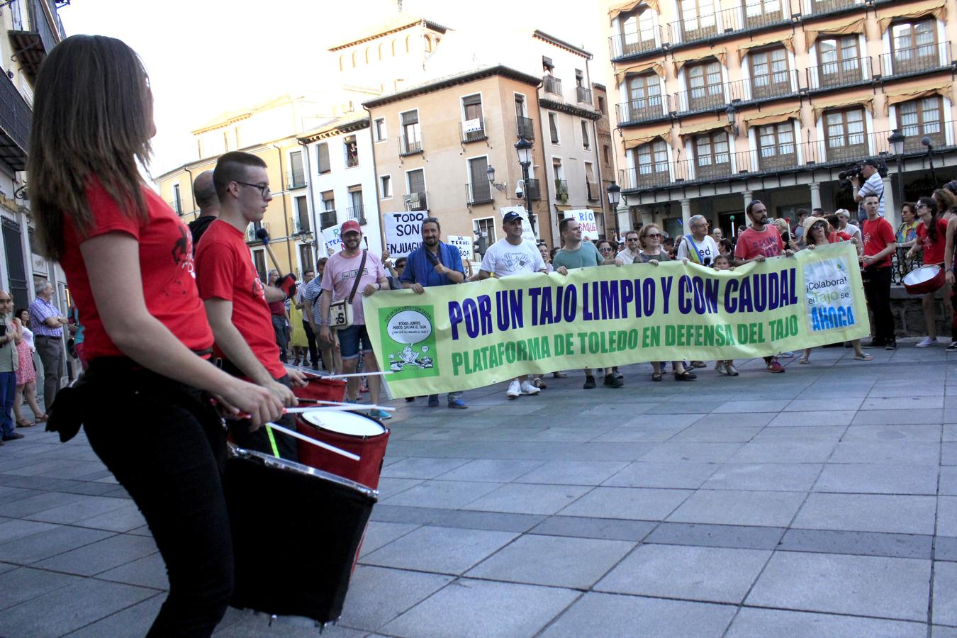 Los toledanos salen a la calle para exigir un Tajo limpio, en imágenes