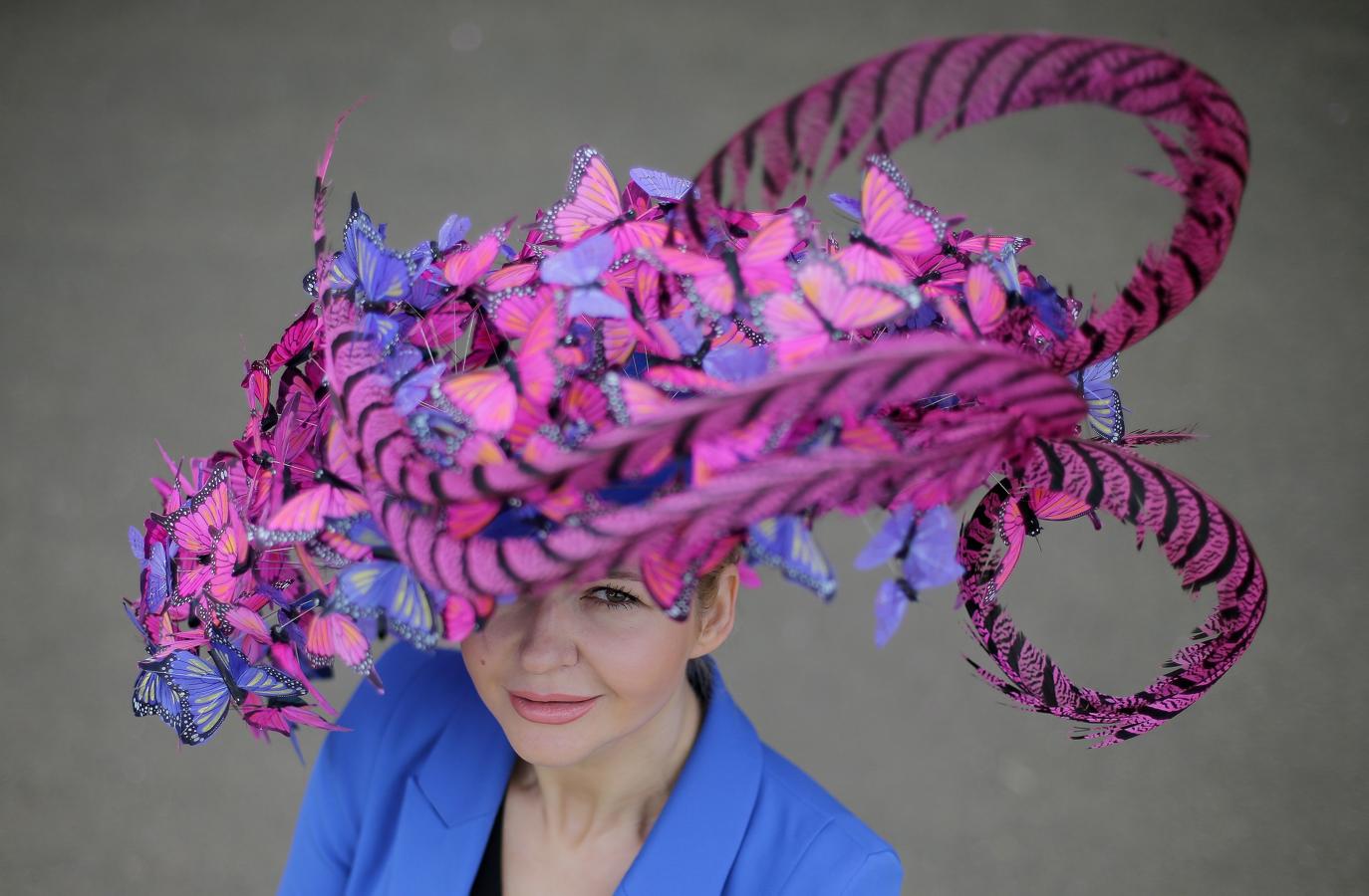 El mundo se paraliza cada año para admirar los espectaculares sombreros, de todas las formas, tamaños y colores, que lucen las invitadas a esta cita hípica. 