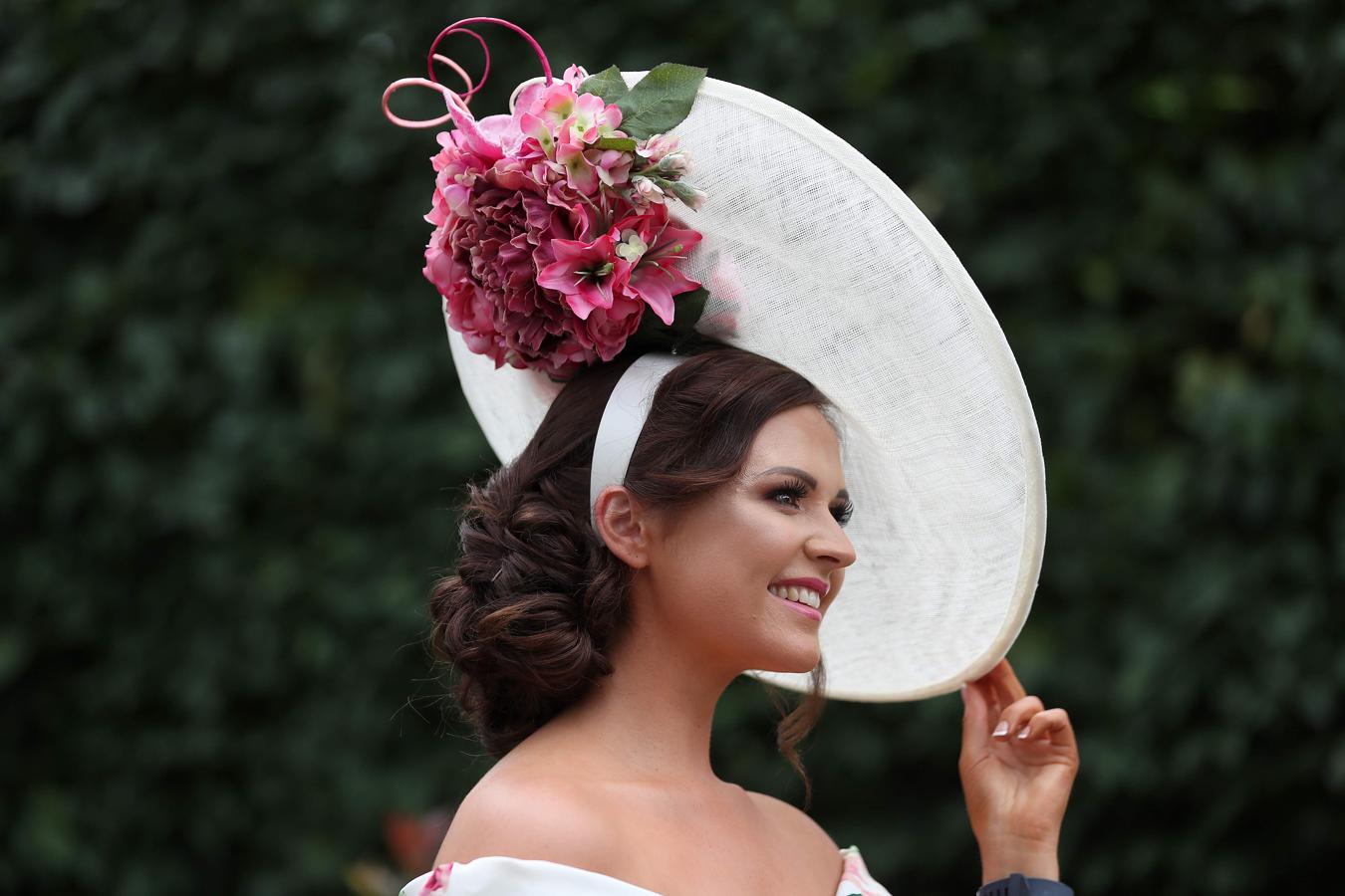 El mundo se paraliza cada año para admirar los espectaculares sombreros, de todas las formas, tamaños y colores, que lucen las invitadas a esta cita hípica. 