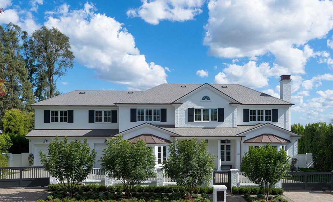 Nueva casa. Esta es la nueva mansión de Ben Affleck, situada en el exclusivo distrito de Pacific Palisades, en Los Ángeles. Ha desembolsado casi 20 millones de euros por esta propiedad a la que se muda con su nueva novia, Lindsay Shookus, y la hija de ésta, Madeleine