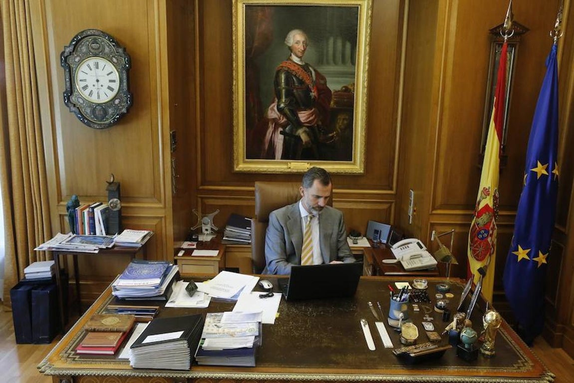 Cuatro años de reinado marcados por «días históricos». Don Felipe trabaja en su despacho del Palacio de la Zarzuela