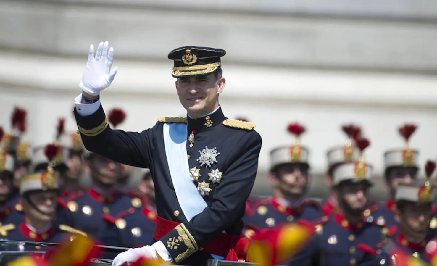 Felipe VI se proclama Rey de España. Don Felipe saluda a la gente en un desfile organizado tras su coronación