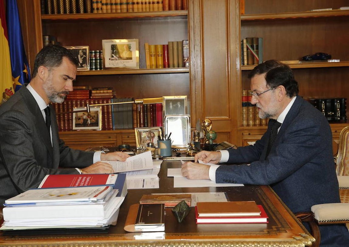 Trabajo coordinado con el Ejecutivo nacional. El Rey trabaja con el expresidente del Gobierno Mariano Rajoy en su despacho
