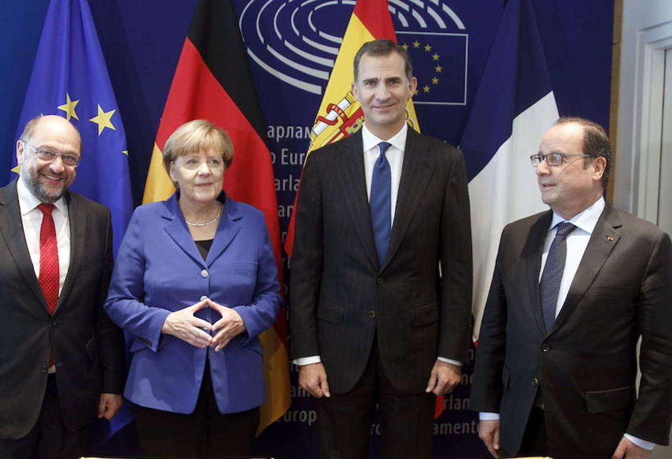 El reto de una Europa dividida. El rey Felipe intervino en el pleno del Parlamento Europeo y se reunió con el expresidente del Parlamento Europeo, Martin Schulz (i); la canciller alemana, Angela Merkel y el expresidente de Francia, François Hollande (d).