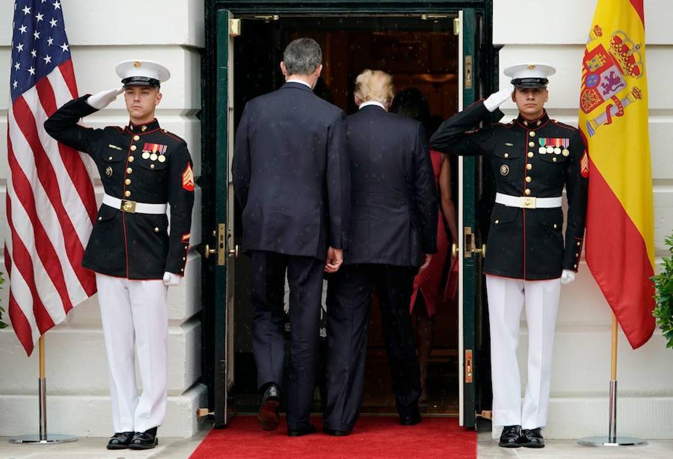 El presidente de Estados Unidos, Donald Trump, da la bienvenida a Felipe VI a la Casa Blanca.. 