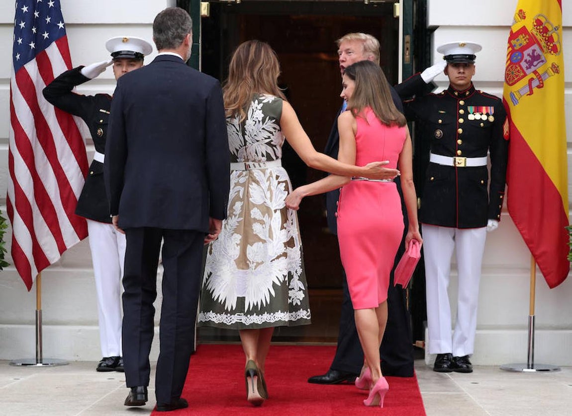 El presidente de Estados Unidos, Donald Trump, y la primera dama, Melania, reciben a los Reyes en la Casa Blanca.. 