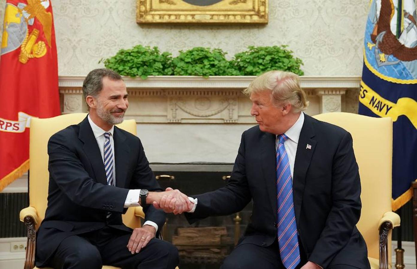 Felipe VI y el presidente estadounidense, Donald Trump, se estrechan la mano en el Despacho Oval de la Casa Blanca.. 