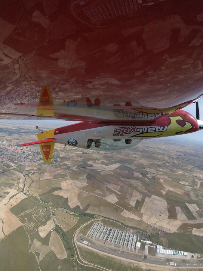 Cástor Fantoba realiza una maniobra giratoria conocida como «looping». Así logra tener el cielo a sus pies.. 