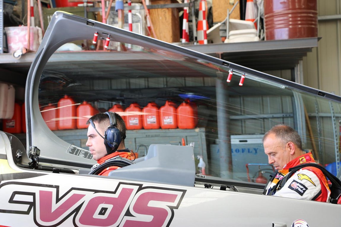 Los cascos son otro elemento de seguridad necesario para el vuelo acrobático.. 