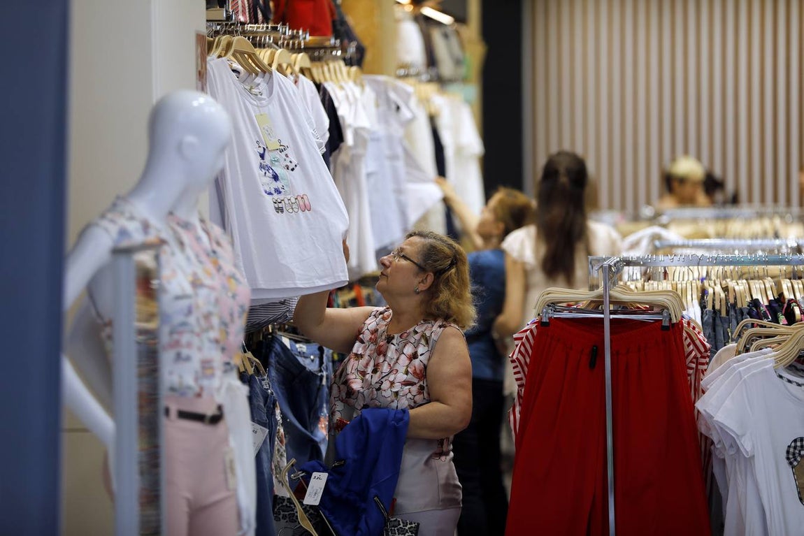 En imágenes, la «pretemporada» de rebajas en Córdoba