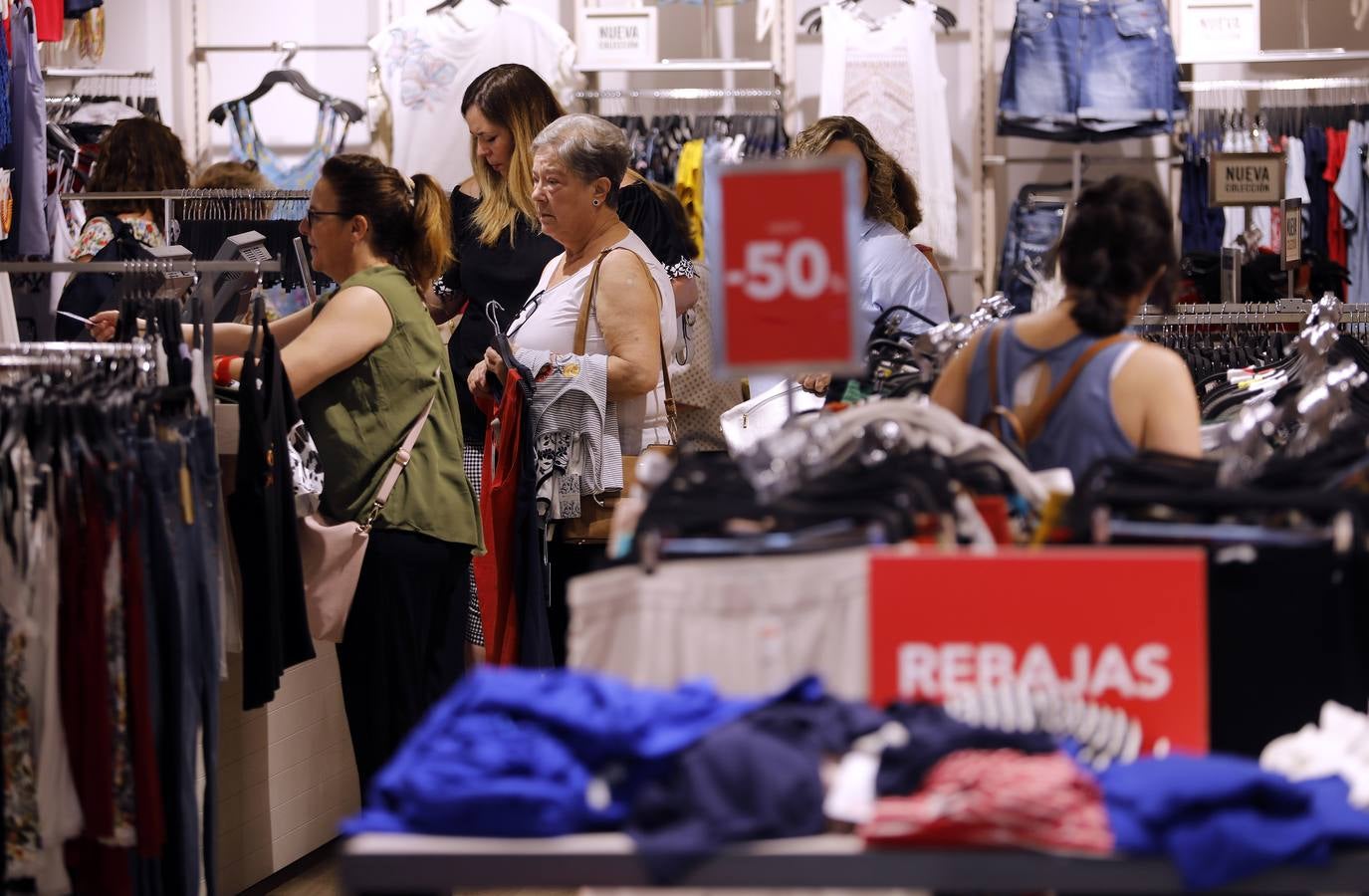 En imágenes, la «pretemporada» de rebajas en Córdoba