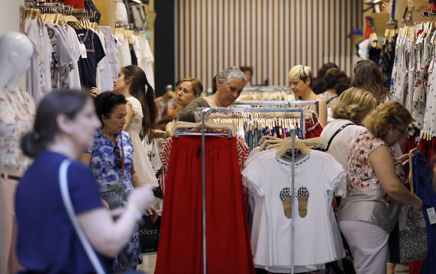 En imágenes, la «pretemporada» de rebajas en Córdoba