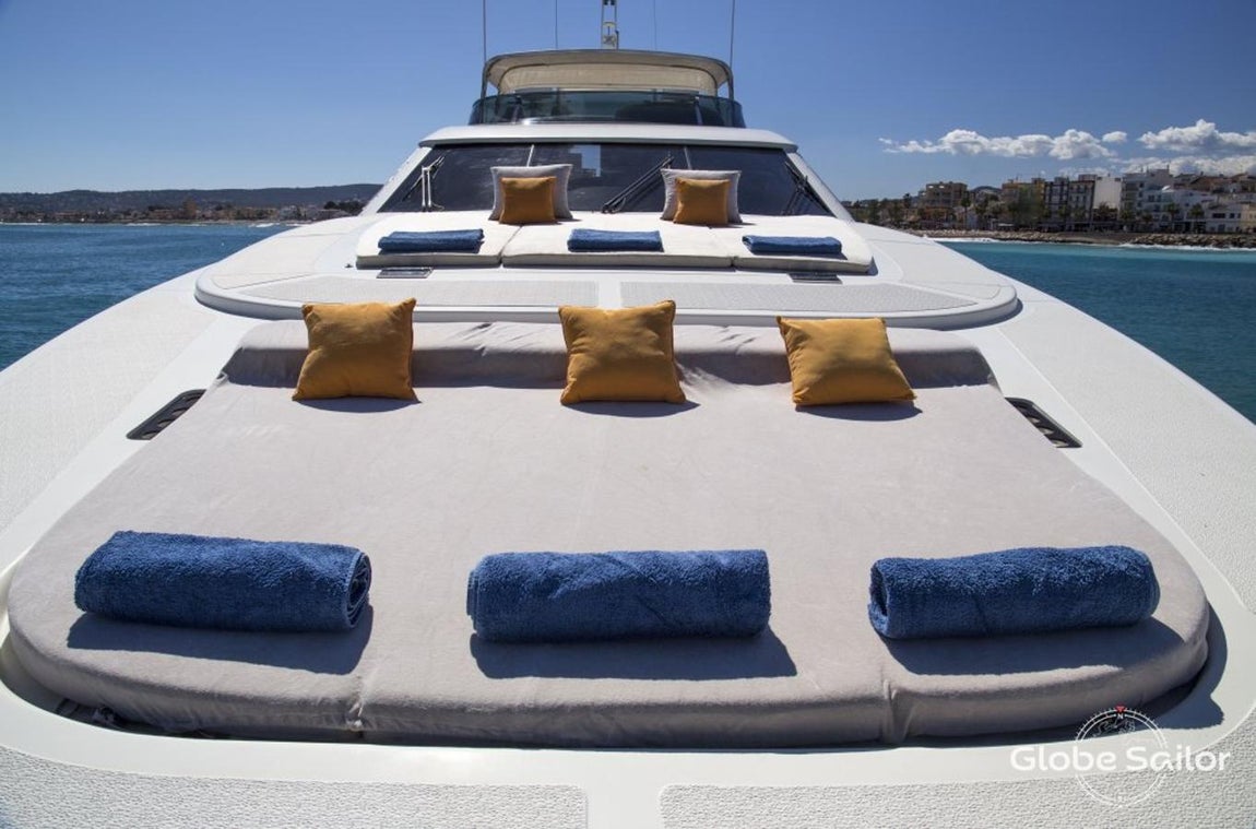 ASTONDOA 102 GLX. Este modelo tiene 31,5 metros de eslora y 6,80 de manga. Tiene capacidad para 12 personas que compartirán sus vacaciones con los 4 miembros de tripulación