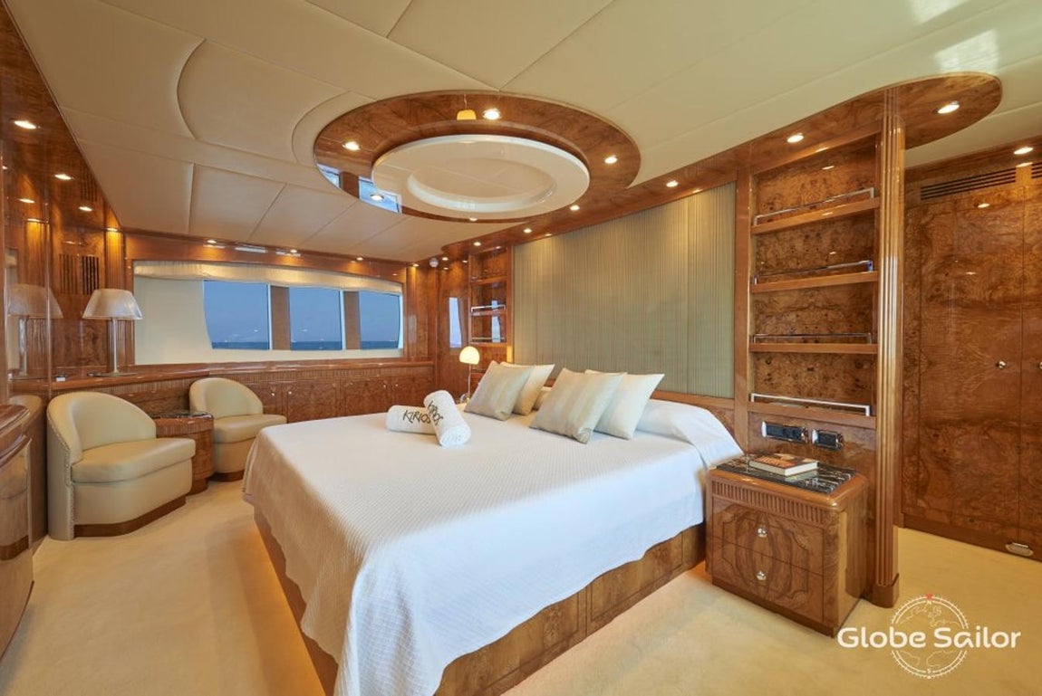 ASTONDOA 102 GLX. Tiene cinco elegantes camarotes enmoquetados y forrados en madera y piel de alta calidad