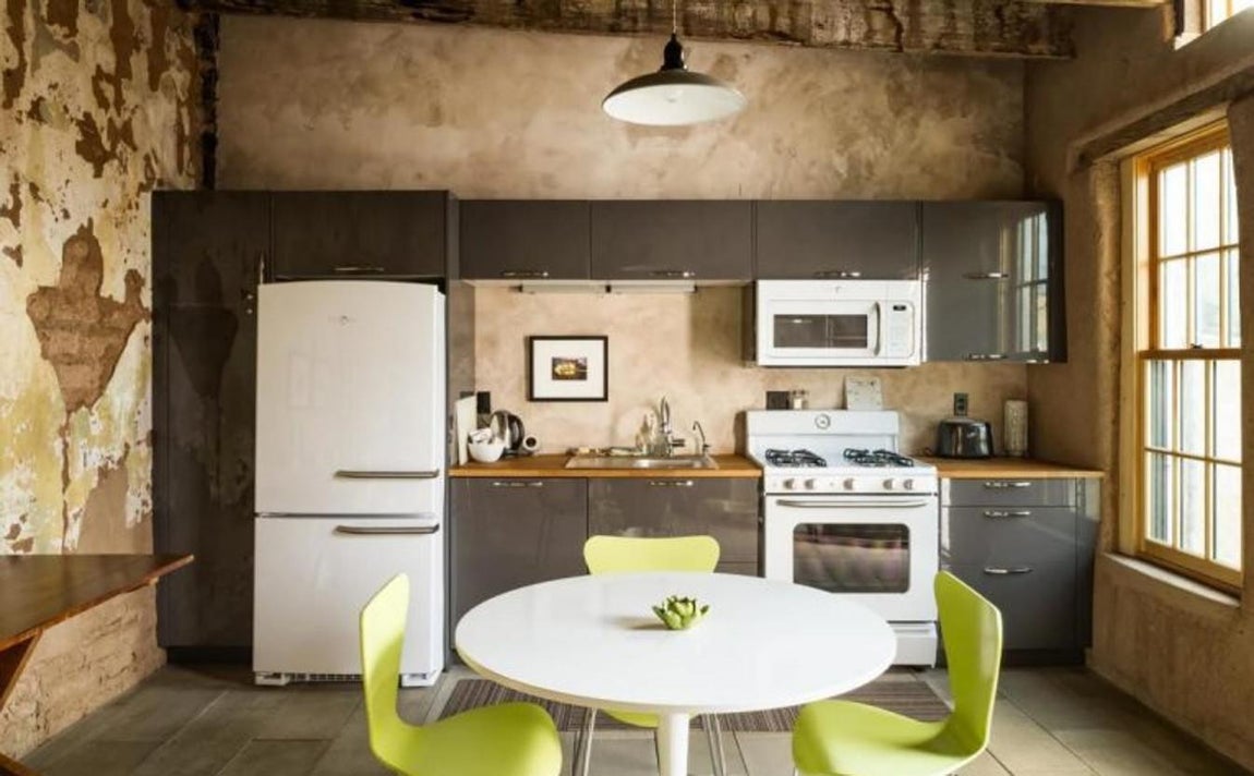 Ecléctico. En la imagen se ve la cocina, totalmente ecléctica, que reúne muebles clásicos, modernos, rústicos y minimalistas en un puzle construido en piedra, plástico y aluminio