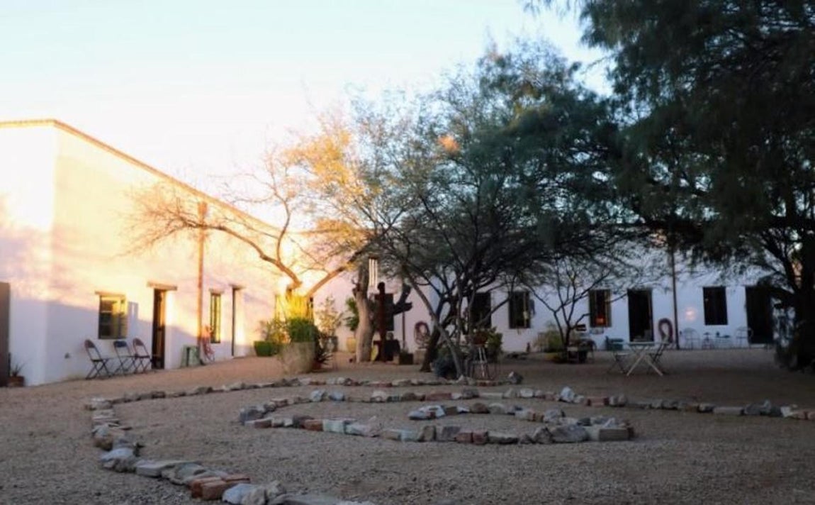 Patio. Los rincones mágicos de la casa son su biblioteca, el vestidor, el baño clásico con bañera vintage con patas de garra negras y el patio, porque es una canción de amor a la cultura mexicana