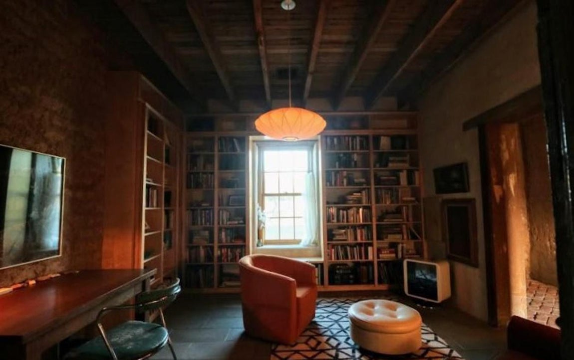 Centenaria. Data de la década de 1890 y tiene una sola planta que mide 425 metros cuadrados