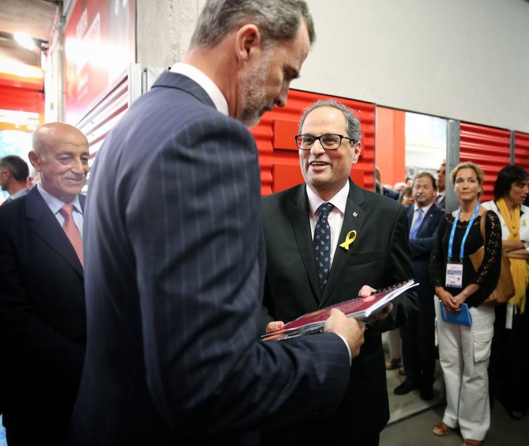 Quim Torra, presidente de Cataluña, entregando un libro de fotos de la jornada del 1 de octubre al Rey.. 