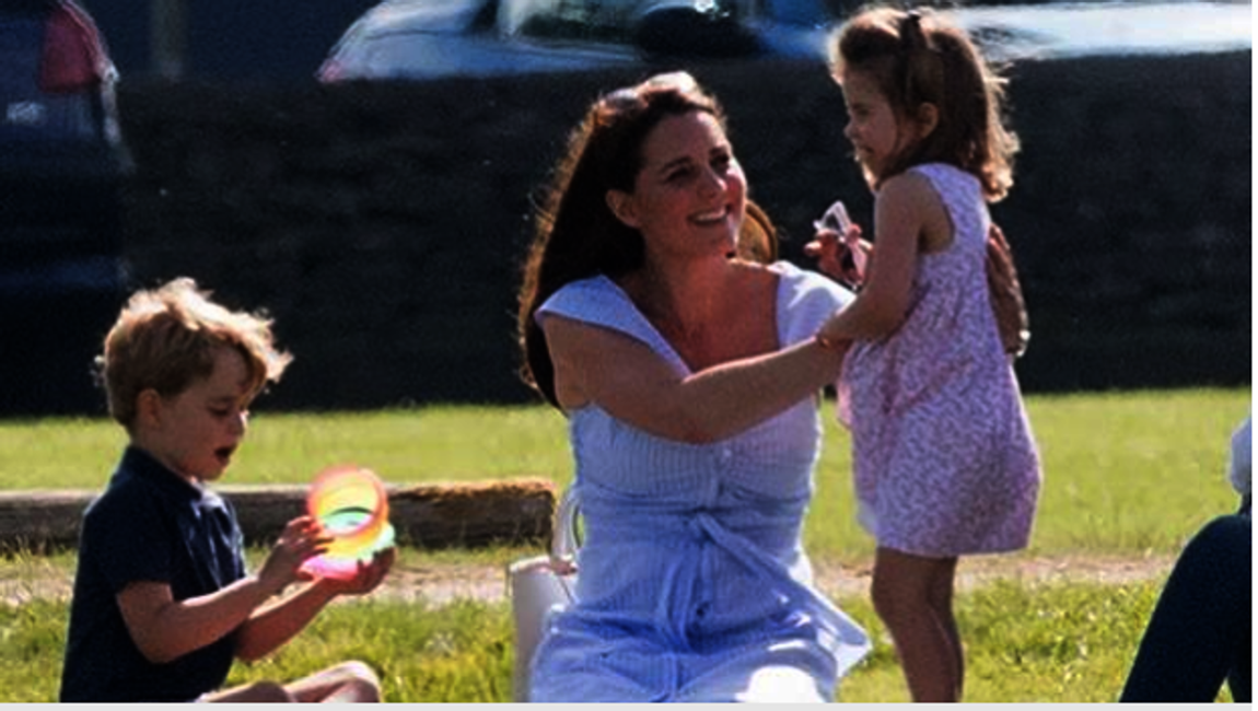 Catalina de Cambridge y su estilismo más veraniego. Este vestido veraniego de Zara lo lució la Duquesa de Cambridge para disimular su figura tras el embarazo.