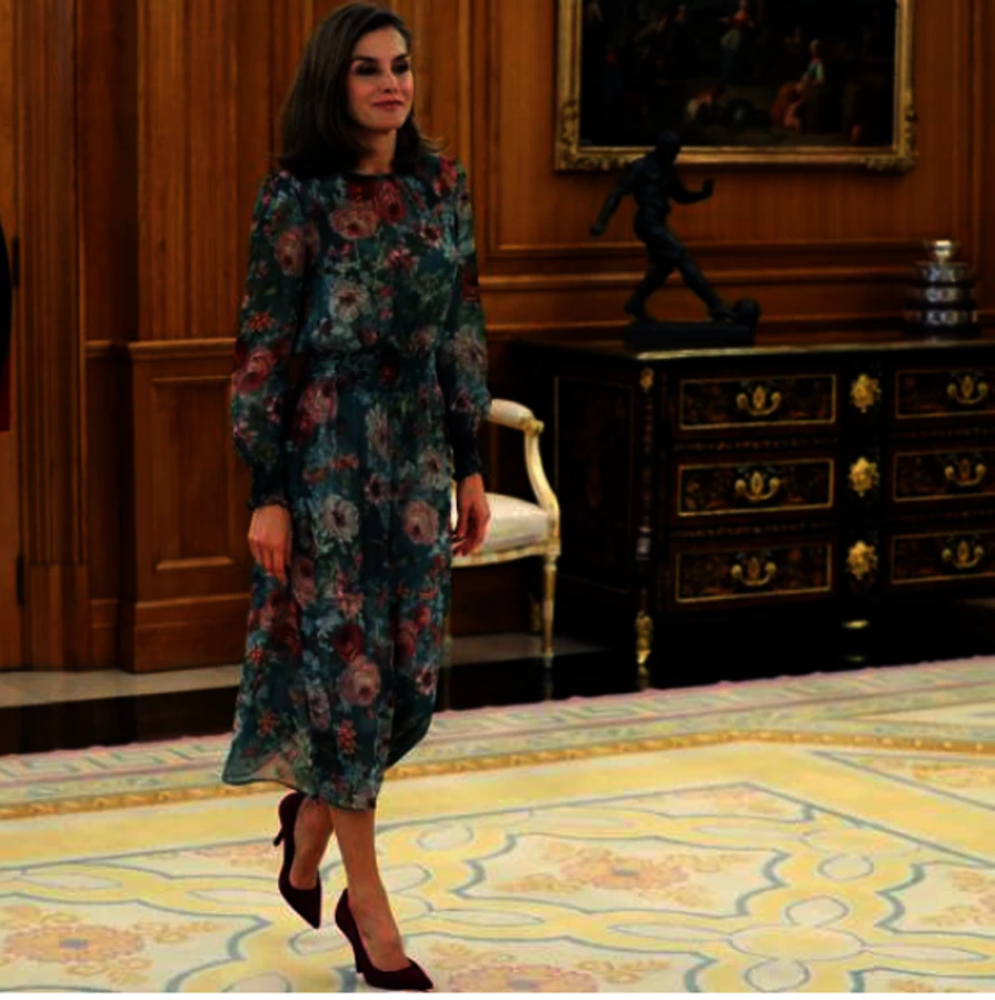 Letizia, abanderada de la marca española. Doña Letizia optó por un vestido floral de largo midi con mangas abullonadas de Zara por 49,95 euros. Todo un acierto por parte de la monarca.