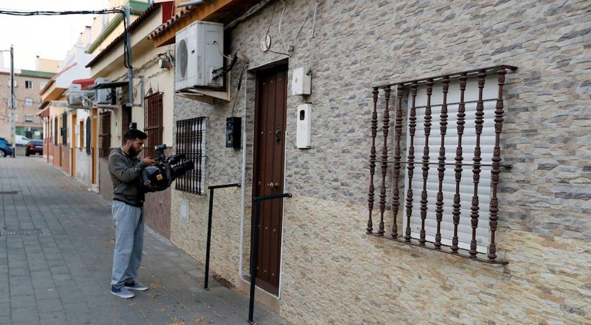 Un cámara de televisión, en la puerta de la casa de Prenda. 