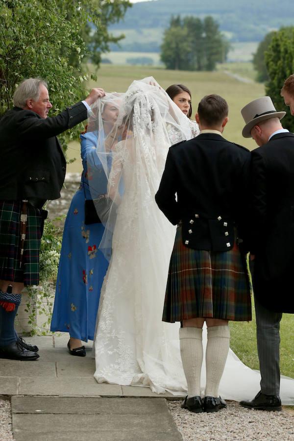 Velo. En el momento en el que el padre le destapa el rostro a su hija