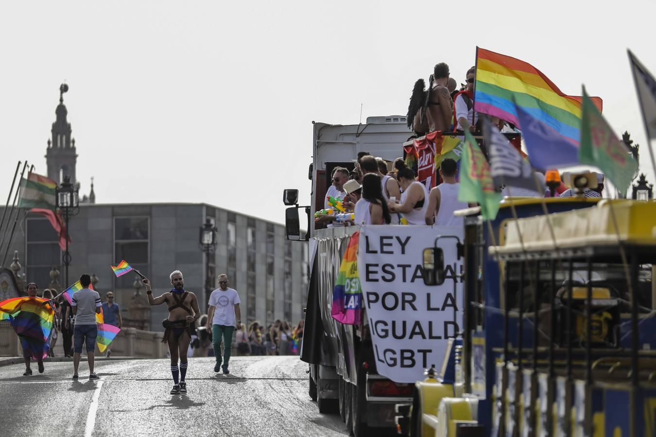 Un Día del Orgullo multitudinario en Sevilla