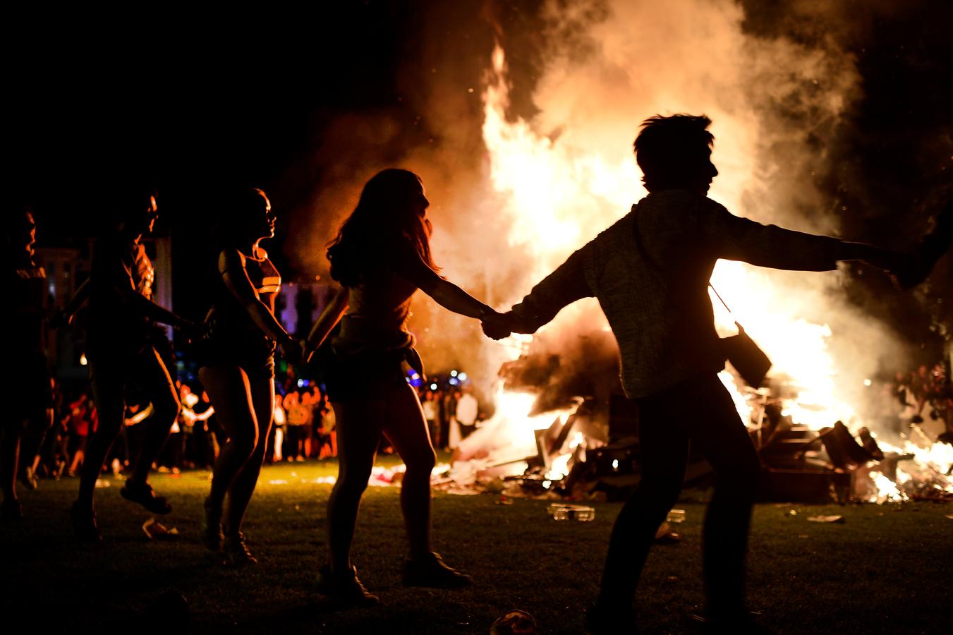 Jóvenes celebran la noche de San Juan en Mundaka. 