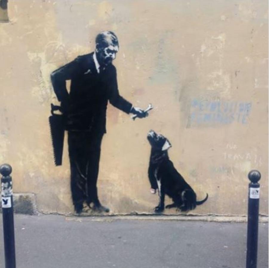 Esta obra apareció al lado de la Soborna. El hombre de la imagen encandila a un perro al que le acaban de amputar la pierna... mientras esconde la sierra a sus espaldas.. 