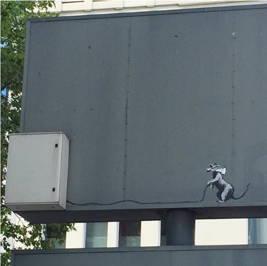 Esta nos muestra también otra constante de la obra de Banksy: el juego entre el dibujo y la realidad.. 