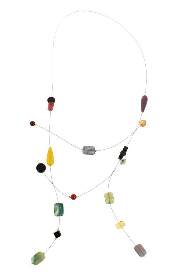 Collar de Kandinsky. Collar realizado con piedras naturales con cordón de acero recubierto, diseñado por Julia Figueroa para el Museo Thyssen Bornemisza inspirado en la obra «Tensión suave n.º 85» (1923), de Wassily Kandinsky. Se puede adquirir en la tienda del museo (<a href="https://tienda.museothyssen.org">https://tienda.museothyssen.org</a>) por 58 euros