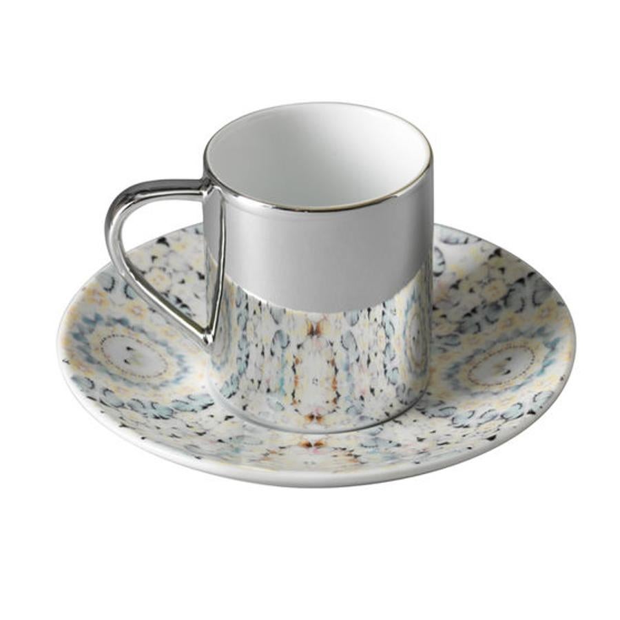 Taza de Damien Hirst. Taza y platillo de espresso de porcelana basados ​​en la «Virtud» de Damien Hirst: con sus caractarísticas mariposas. Se vende en la tienda de la Tate Modern (<a href="https://shop.tate.org.uk">https://shop.tate.org.uk) por 20 libras</a>